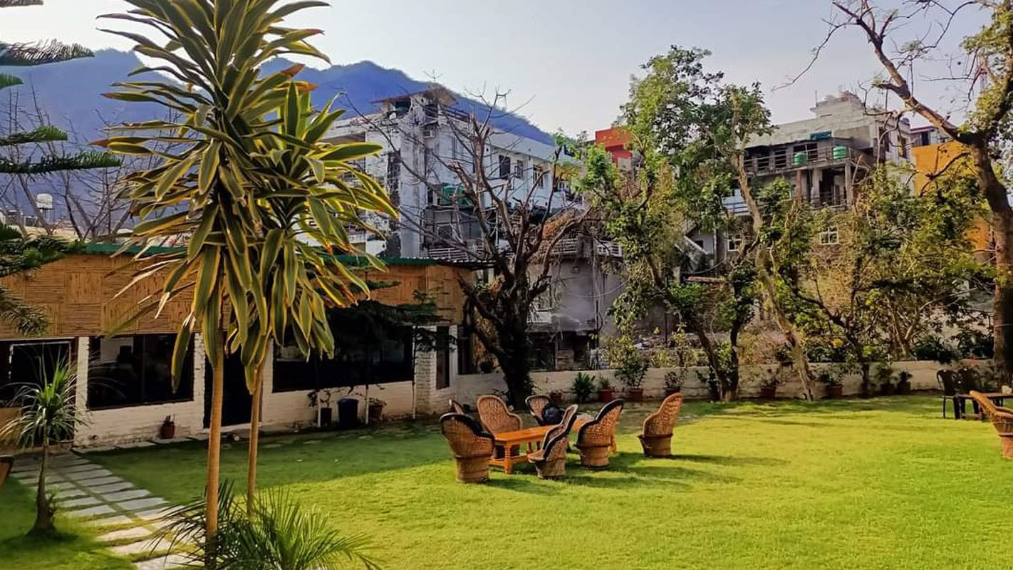 rishikesh resorts near river